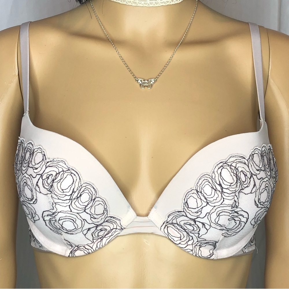 Calvin Klein Perfectly Fit Embroidered Bra
Tag Size- 34B